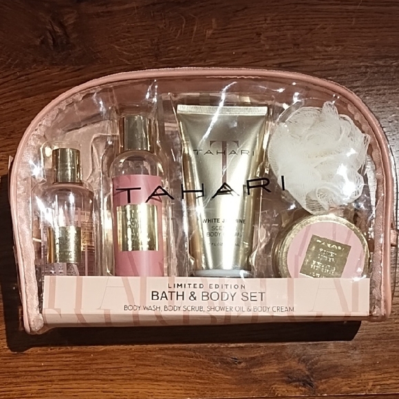 Tahari Other - NWT Tahari Limited Edition Bath & Body Set - Pink and Gold